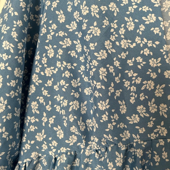 2/$20 NWOT floral v neck dress long lantern sleeve blue white size medium womens - Picture 9 of 10